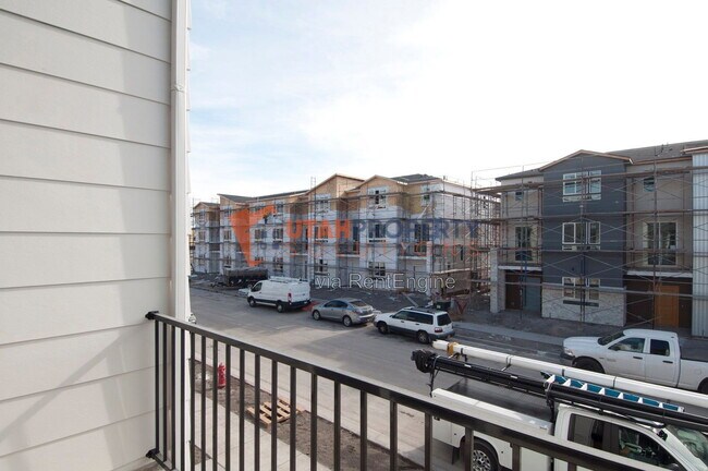 Building Photo - 1043 W 400 S