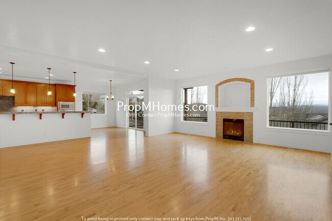 Building Photo - Updated Luxury Five Bedroom Home in Happy Valley!