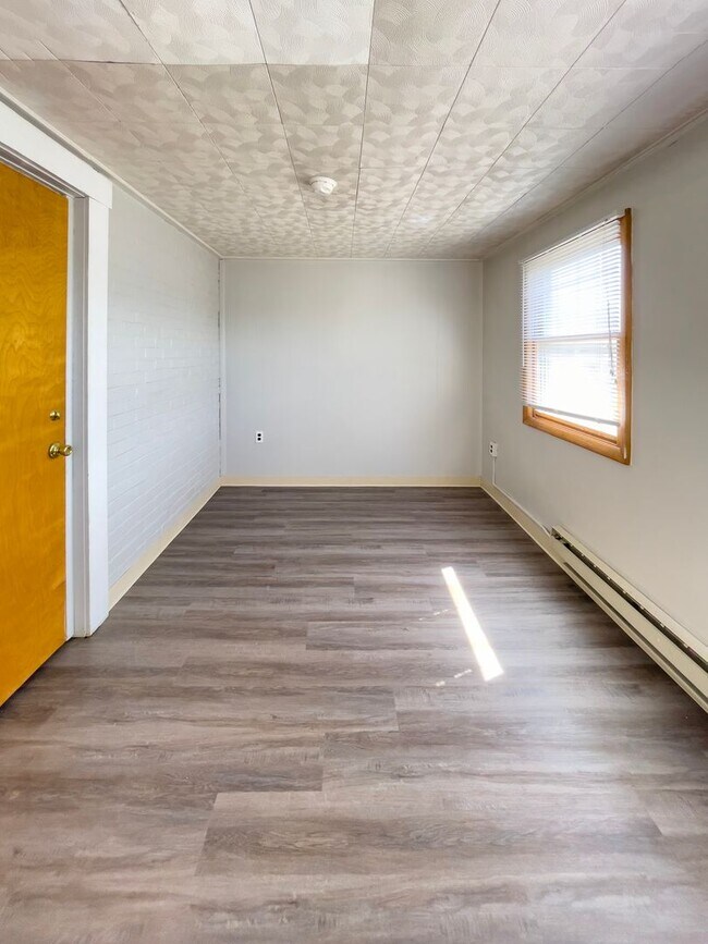 Building Photo - Preleasing for August 2026! 1 Bedroom, 1 Bathroom Close to Ball State's Campus! New Flooring!