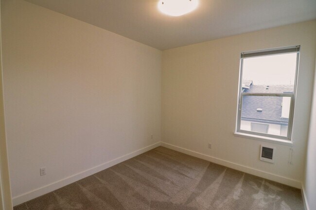Building Photo - 4bd/3ba Newcastle House