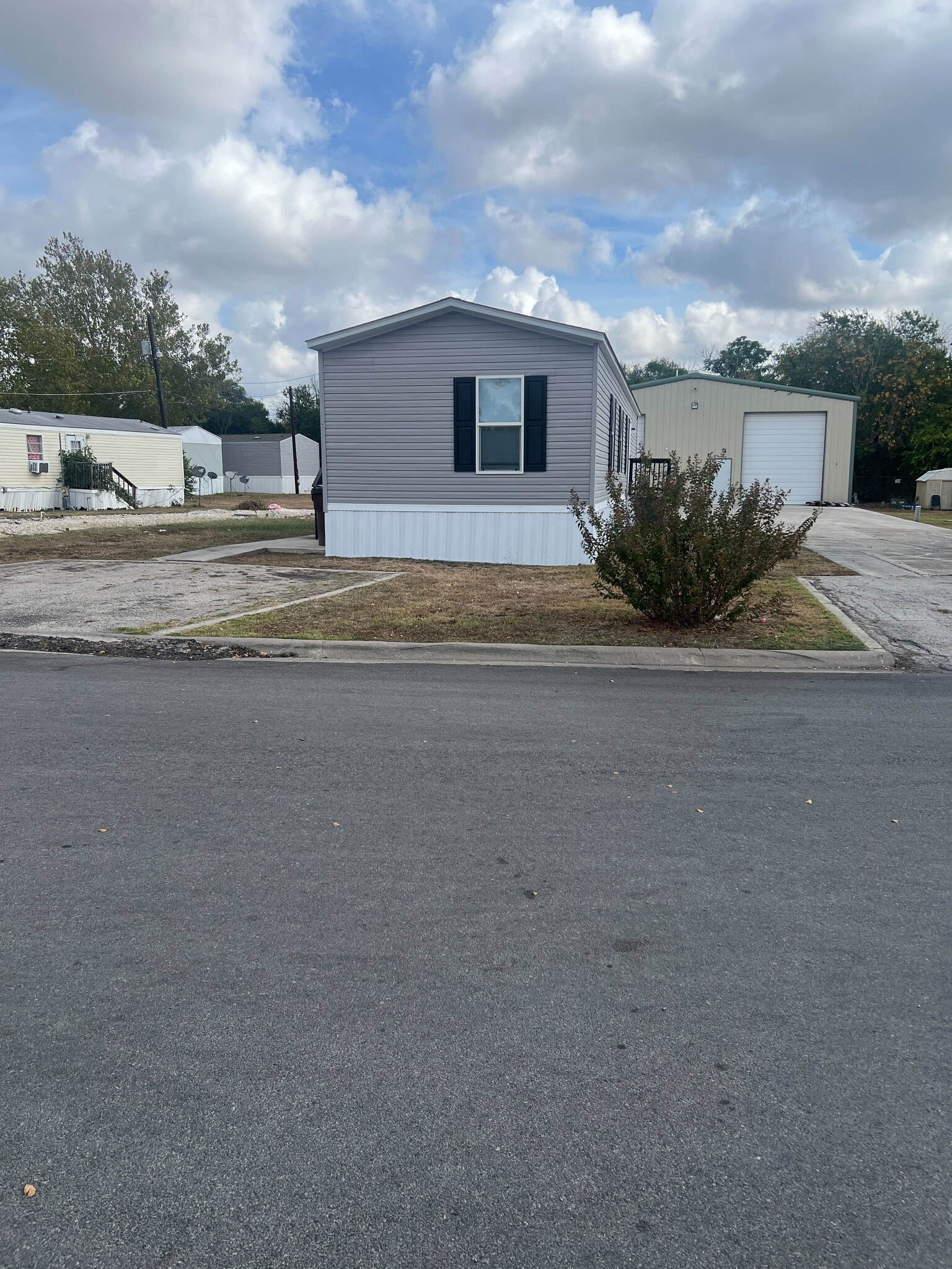 Building Photo - 750 Silent Valley Rd