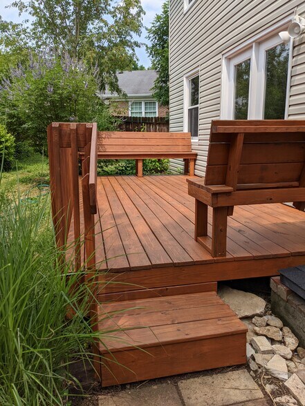 Wooden deck with built-in seating. - 3221 Hunters Point Dr