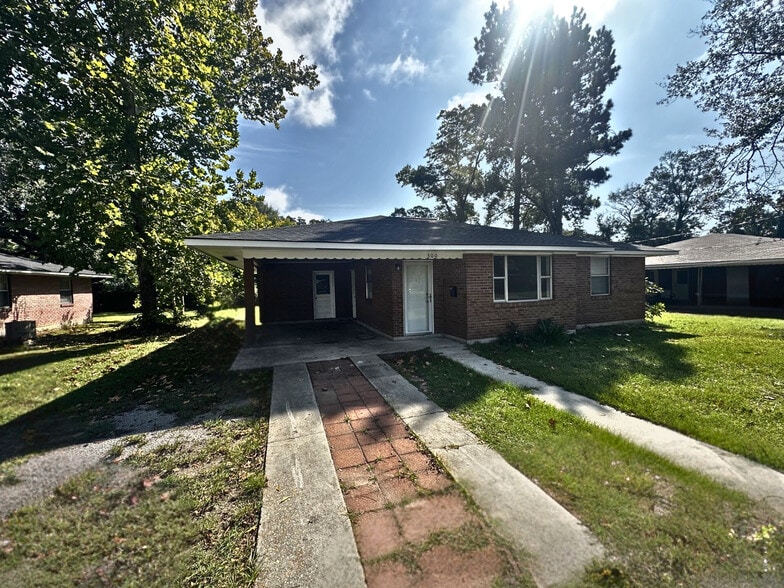 Primary Photo - 300 Maple St