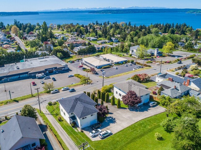 Building Photo - Wonderful Townhome in Browns Point with VIEWS!