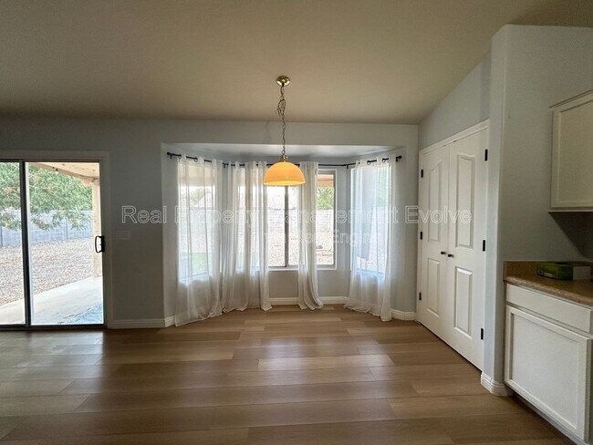 Building Photo - 4926 E Whitehall Dr