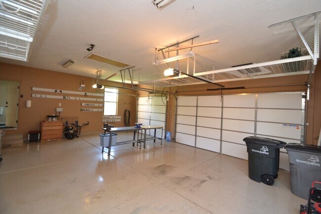 Building Photo - Stunning 6 bedroom 3 bathroom home in Daybreak South Jordan!!!