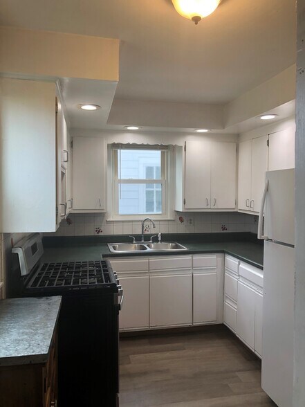 Building Photo - 703 Chicago St