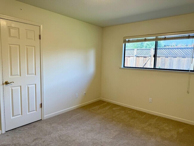 Building Photo - 213 Vía Lantana