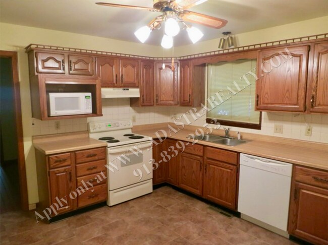 Building Photo - Beautiful 3 Bed/1 Bath Home in KCMO-Availa...