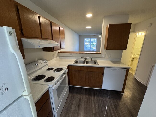 Building Photo - 2 bed 1.5 Bath