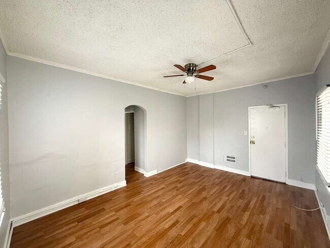 Building Photo - 849 S Kenmore Ave