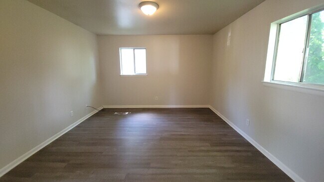 Building Photo - "Charming 3-Bedroom Home in Huntsville wit...