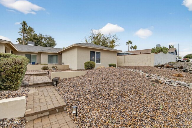 Building Photo - 1128 E Rowlands Ln