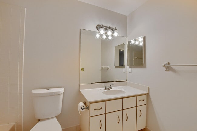 Building Photo - 22556 Middletown Dr