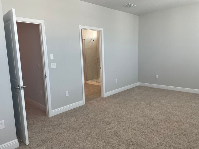 Building Photo - Annual Unfurnished 3 Bedroom, 3.5 Bathroom Townhome adjacent to Downtown Sarasota