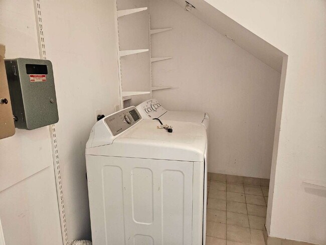 Building Photo - Fully Remodeled 3 Bed Home Near Galleria & Memorial Park - Utilities Included