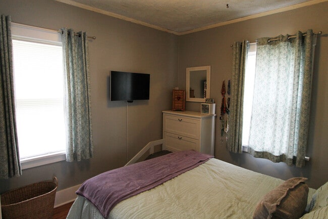 Building Photo - Beautiful 2-bedroom Charmer in Aksarben