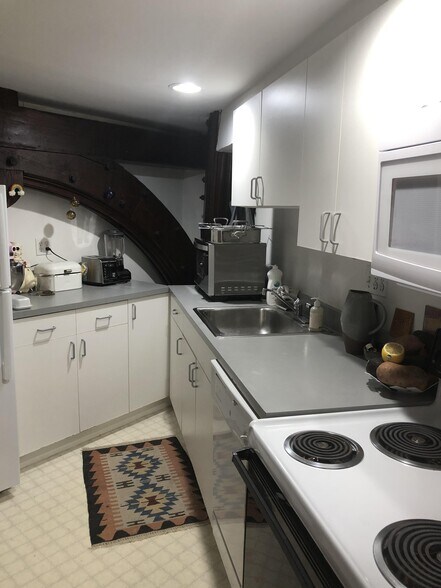 Building Photo - 19 Bow St