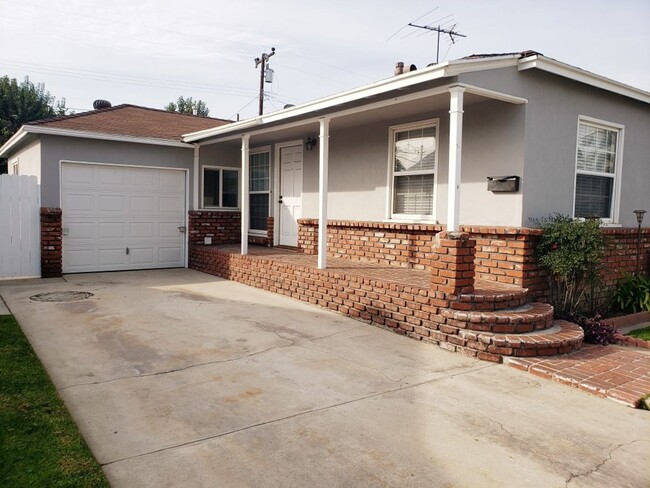 Building Photo - Charming 2 Bedroom 1 Bath House Near Lakew...