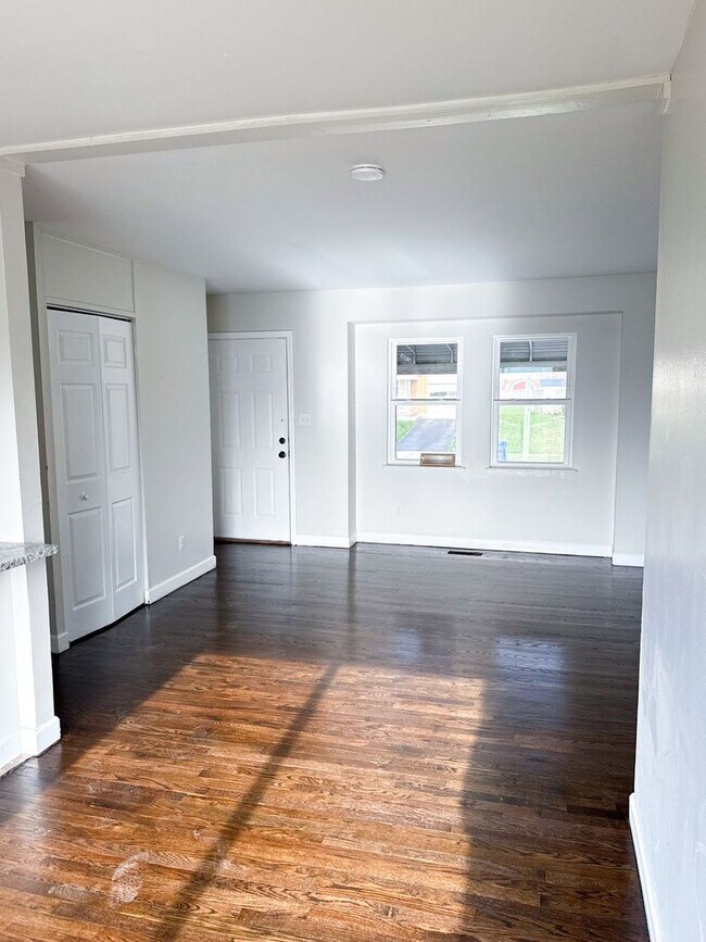 Building Photo - Move-In Ready Columbus Home Featuring Mode...