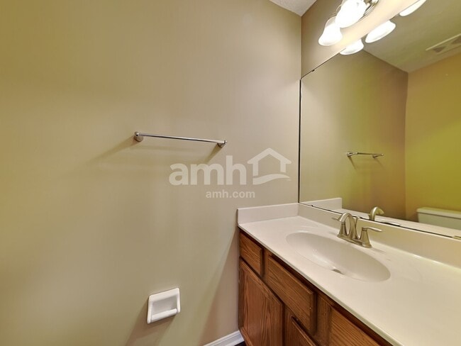 Building Photo - 4695 Woodfield Dr