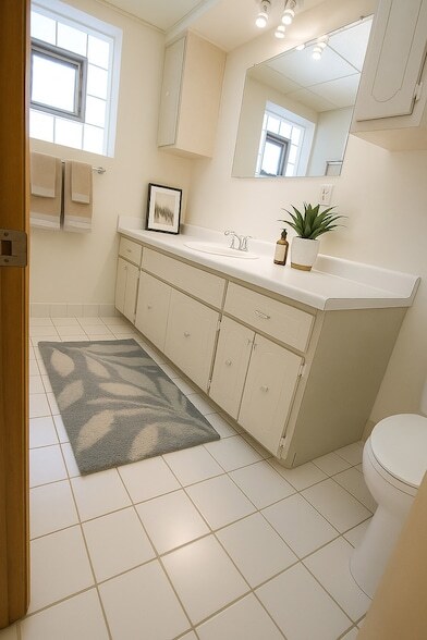 Building Photo - 8418 W Oak Ave