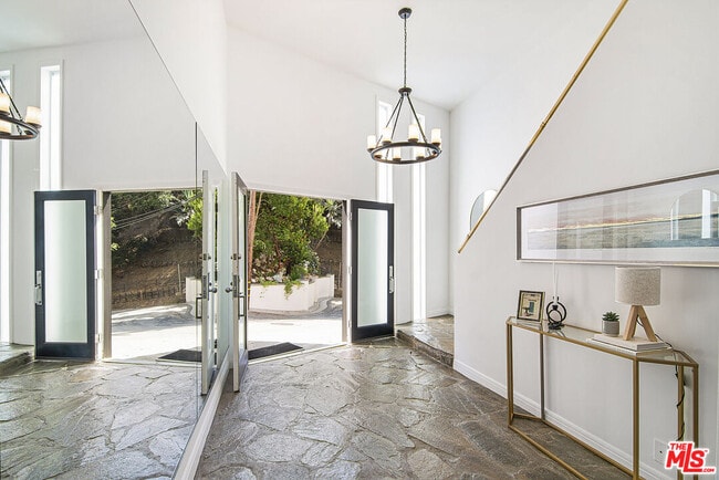 Building Photo - 8155 Willow Glen Rd
