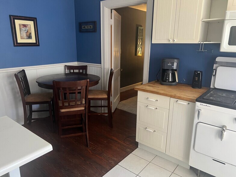 Kitchen - 208 Sutton St