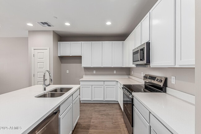 Building Photo - 733 E Commonwealth Ave