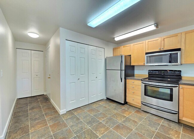 Building Photo - 2 Bedroom Condo Available in Kenmore