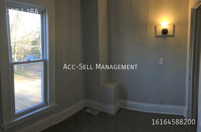 Building Photo - 956 Adams St SE