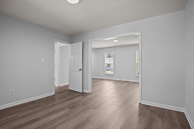 Building Photo - Spacious 3 Bedroom Home, LVP Floors, Updated Kitchen, New Cabinets, Granite, SS Appliances, Pet F...