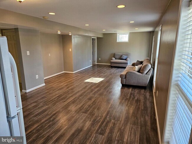 Building Photo - 9296 Hillis Ct