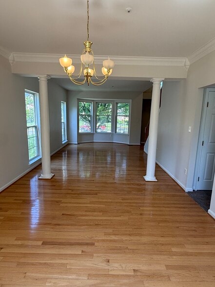 Dining Room - 911 Lake Front Dr