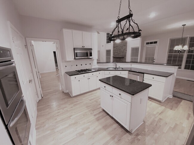 Building Photo - 10920 Donamere Dr