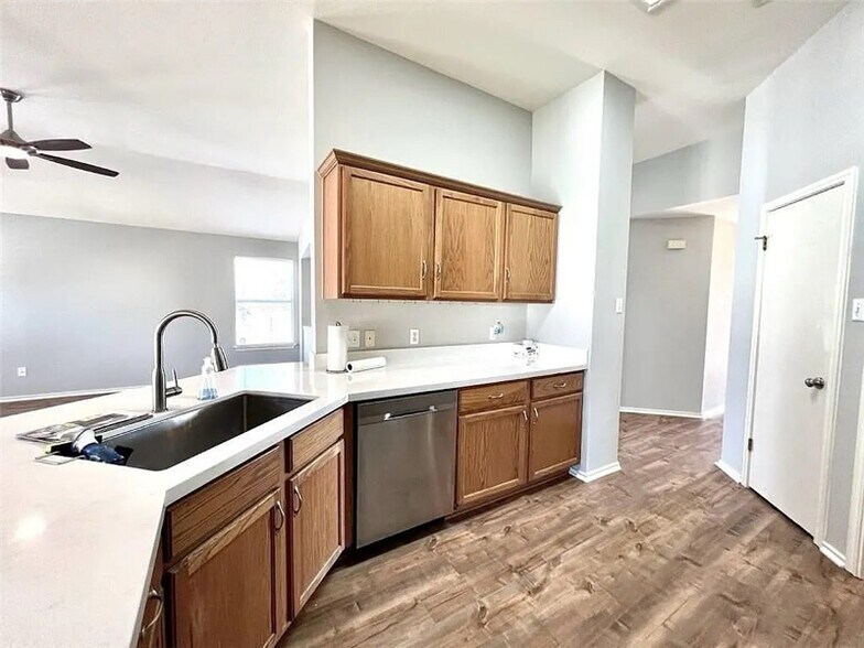 Building Photo - 2603 Hill Street Cove