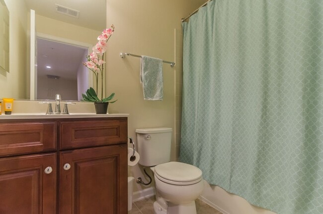 Building Photo - Beautiful and within walking distance to a...