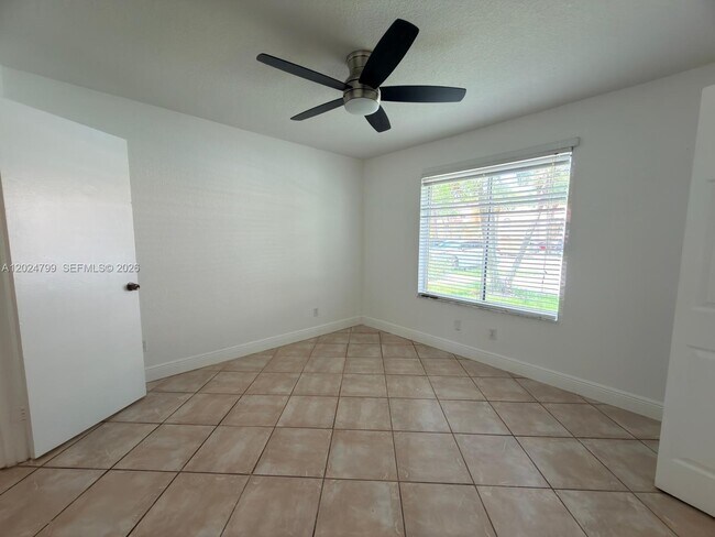 Building Photo - 1025 Coral Club Dr