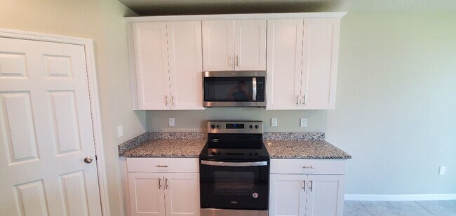 Building Photo - LIKE NEW!! 3-Bedroom, 2-Bathroom in Winter...