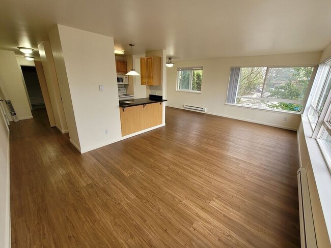 Building Photo - Spacious 2 bedroom with hardwood floors. W...