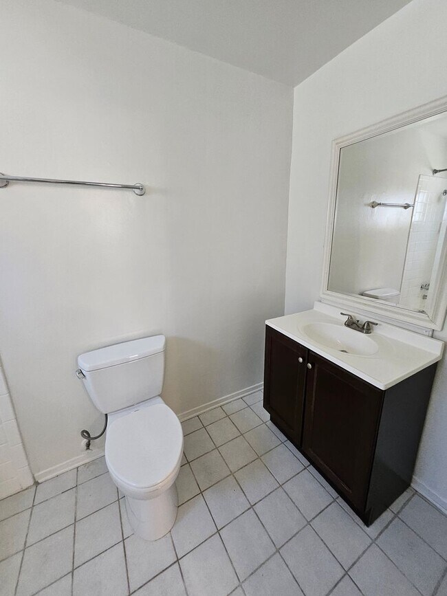 Building Photo - New Listing: Cozy 3-Bedroom, 3-Bathroom Ho...