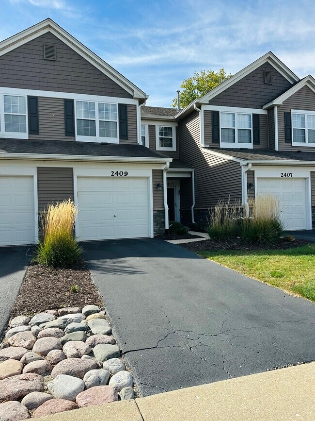 Building Photo - 2409 Golf Ridge Cir