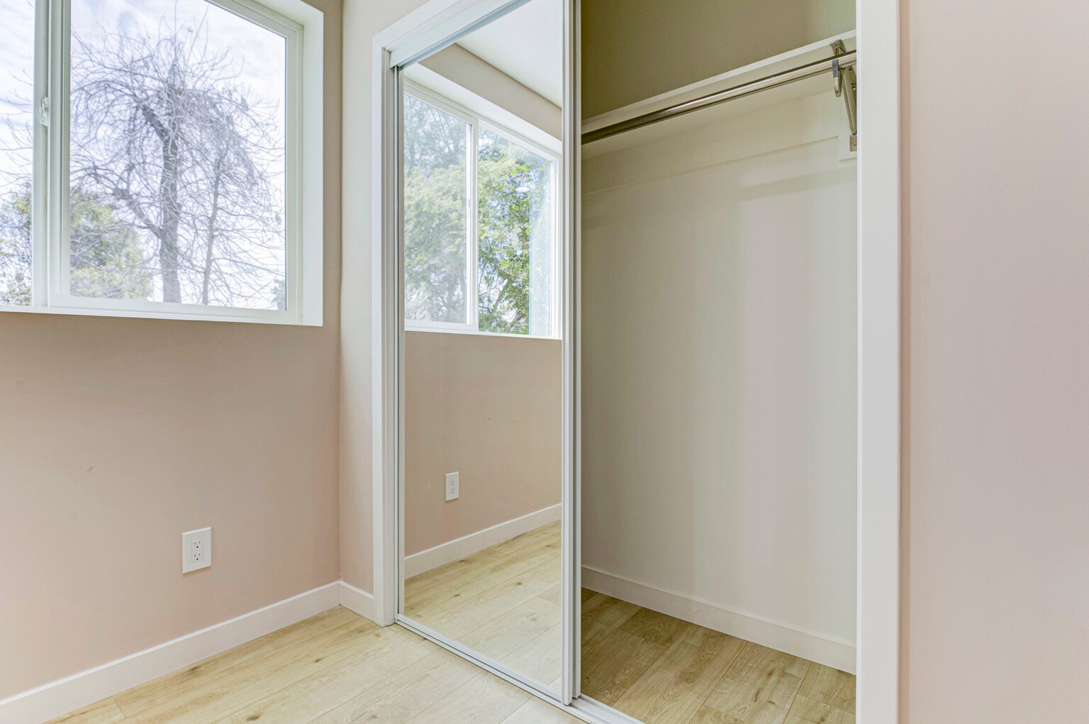 Building Photo - 15557 Wyandotte St