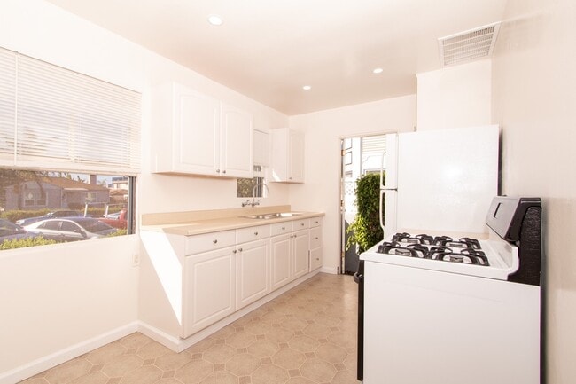 Building Photo - Charming 1 Bed/1 Bath - Just One Block from the Ocean in North Pacific Beach!