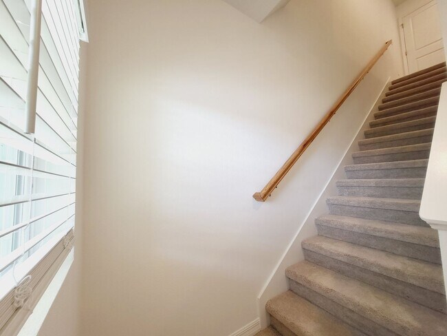 Building Photo - 3 Bedroom Townhouse  For Rent in St. Cloud, FL