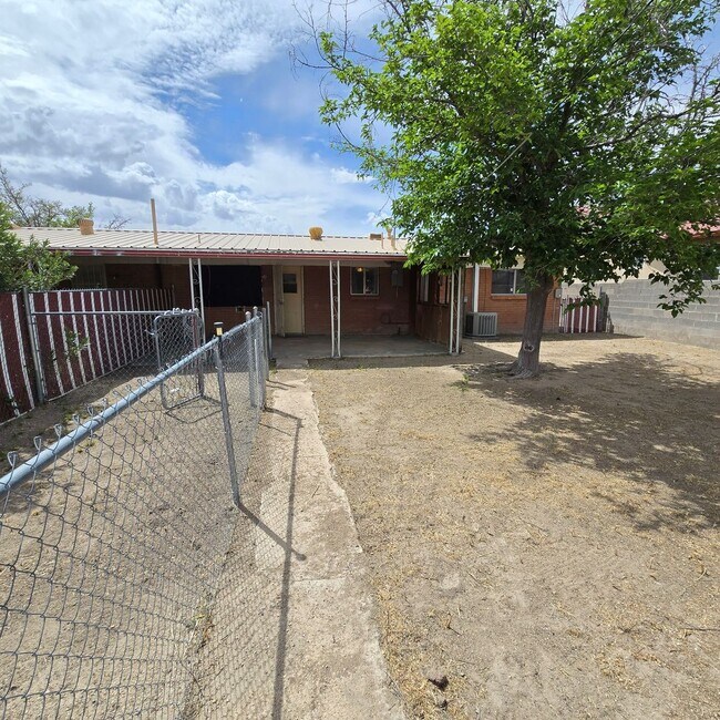 Building Photo - 701 W Soto St