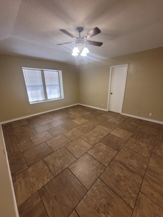 Building Photo - 3 bed 2 bath 2 car garage on cul-de-sac!