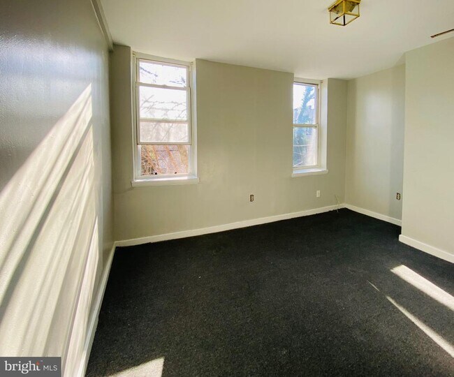 Building Photo - 717 E 41st St