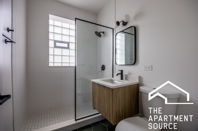 Building Photo - 3049 W Medill Ave