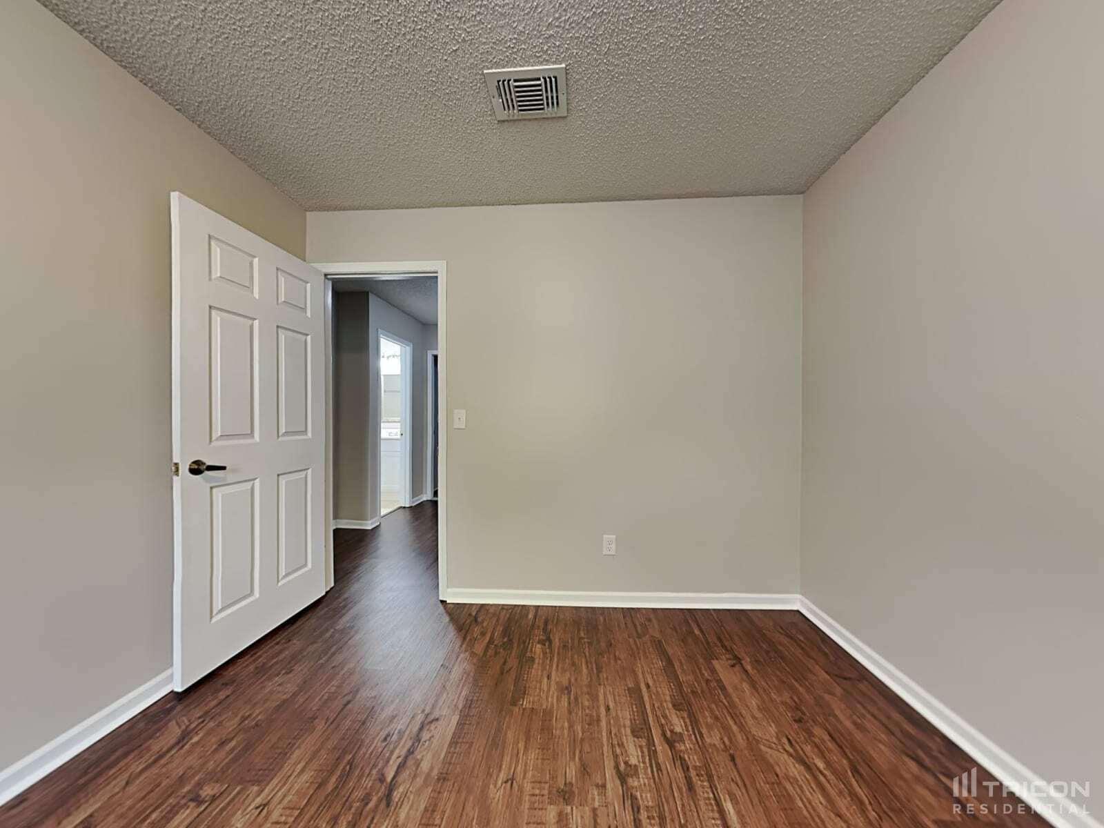 Building Photo - 5173 Horse Track Dr N